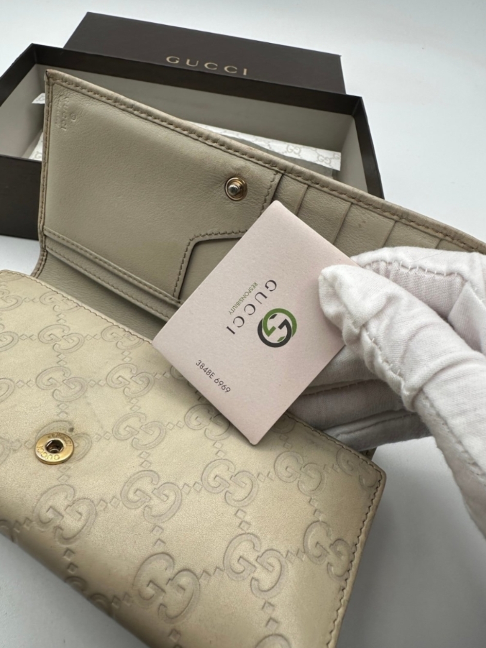 Gucci Beige Signature GG Continental Wallet with Gold Plaque - Picture 5 of 12